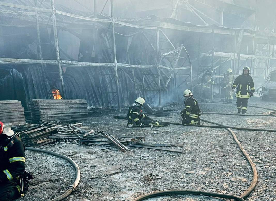 Rusya mağazayı füzeyle vurdu! Ölüler ve çok sayıda yaralı var - Resim: 11